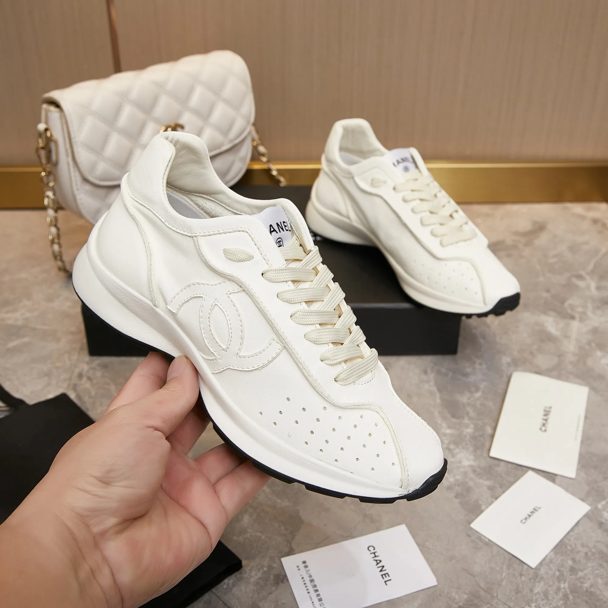 👟👟Ex-factory price 560👟👟 Chanel Grandma 2024 counter top casual sports shoes This classic design; the upper is electro-embroidered with a variety of techniques; the outsole is fashionable and sporty; it is unusual to incorporate a variety of color matching elements... The diversified mix and match is very good-looking and versatile, casual, fashionable, sports and outdoor can be taken into account... ꫛꫀꪝ Go➫ Material: ❶Upper is made of: Original imported high silk cow suede + small fragrance fabric ❷Inner lining: original imported breathable sheepskin lining ❸Outsole based on: original TPU combination outsole Special counter boutique packaging complete set for women 35–41